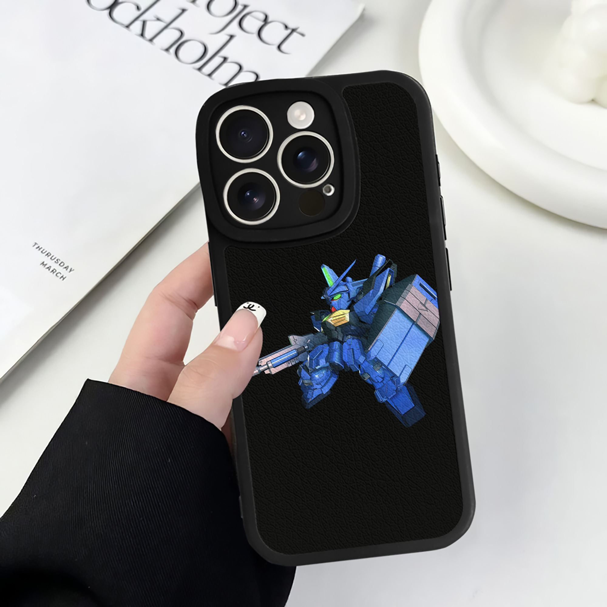 （画像用） 機動戦士ガンダム Mobile Suit Gundam 【iPhone 16シリーズ対応】シリコンスマホケース（レザー調） 材質：シリコン